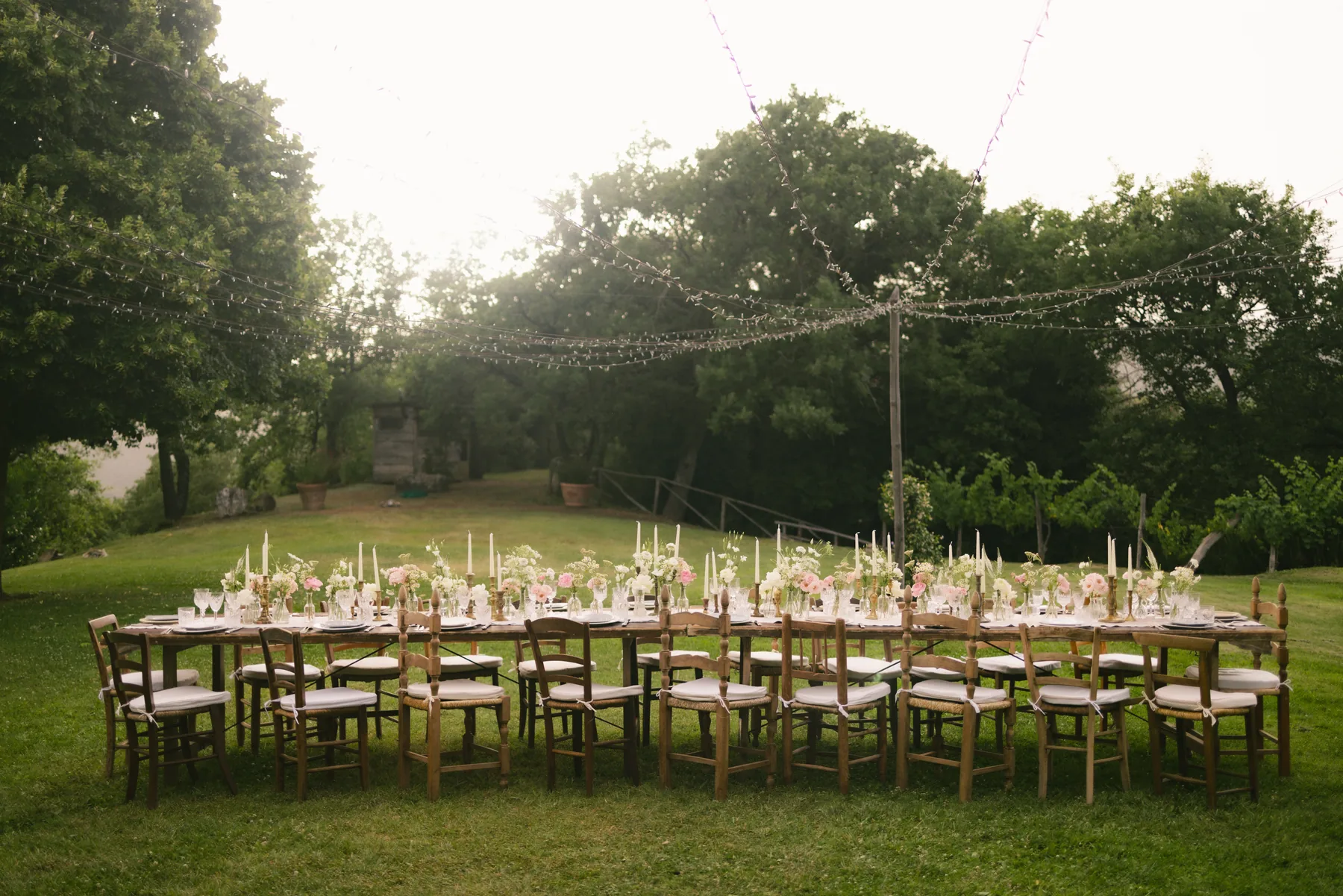 Mesa preparada en un jardín para una celebración